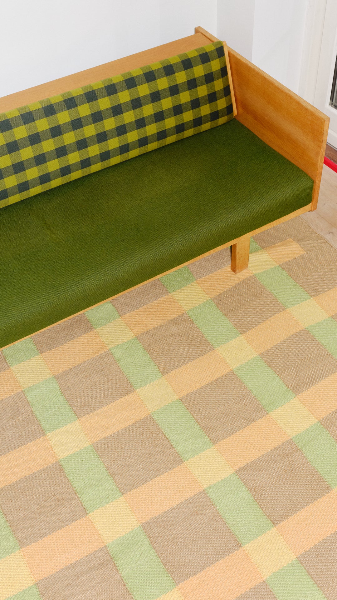 Jute Rug w. Peach and Peas